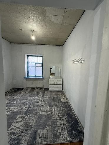 однокомнатная квартира псо: 2 комнатная в старом фонде - Просторная прямоугольная комната с окном — 1