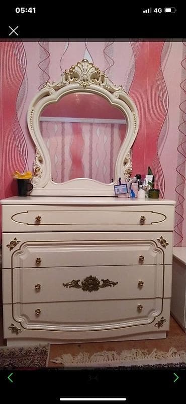 спальный гарнитур королевский: Спальный гарнитур в классическом стиле с золотистым декором. Состав — 2