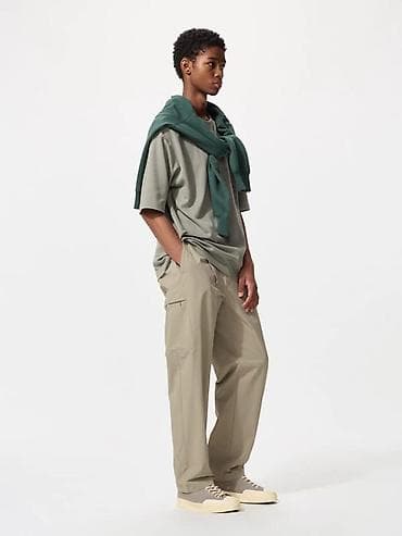 шорты для самбо: Просторные Юникло карго-брюки унисекс в бежево-песочном цвете — 1