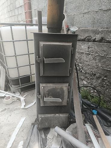 Металлическая твердотопливная печь-отопитель с дымоходом и датчиком