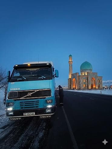семейные одежды: Грузоперевозки бортовым полуприцепом - Тягач Volvo синего цвета с — 1