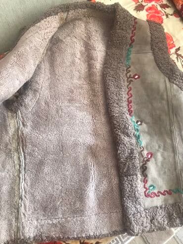 шерстяные кофты женские больших размеров: Унисекс жилет из овчины, выполненный в светло-коричневом цвете — 2