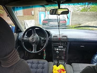 Транспорт: Mazda 323: 1990 г., Седан — 5