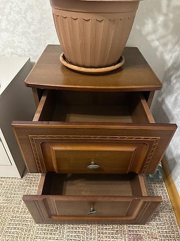 узкие прикроватные тумбочки: Тумбочка прикроватная с двумя выдвижными ящиками. Б/У. Продаю дешево — 2