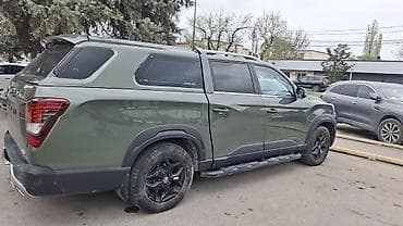 kia bango: SsangYong Khan — полноразмерный пикап цвета хаки с жестким кунгом — 3