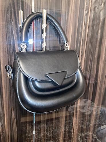 для стойки: - Туалетная вода Banana Republic Dark Cherry & Amber, флакон — 4