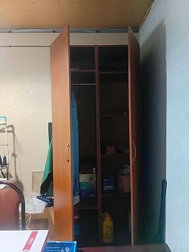 Шкаф-купе и односпальная кровать Шкаф: - Двухстворчатый, распашные