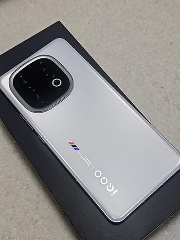 Техника и электроника: Vivo iQOO, Б/у, 256 ГБ, цвет - Белый, 2 SIM — 1