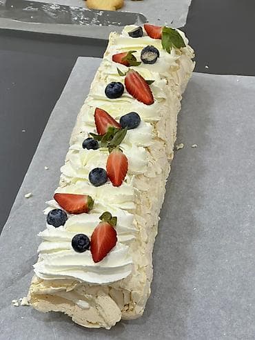 блоки грибы: Нежный меренговый рулет, украшенный свежими ягодами и листиками мяты — 1