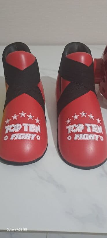 спортивное оборудование: Перчатки размер: М, футы размер: L, шлем размер: M, добок( кимоно и — 4