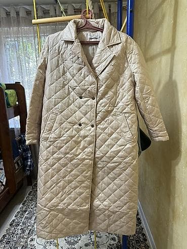 pull bear: Стеганое женское пальто бежевого цвета. - Длина: миди - Крой: прямой — 1