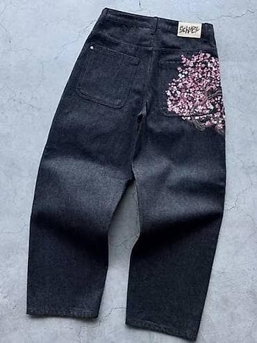 Джинсы Сакура из плотного тёмно‑синего денима с вышивкой «Сакура». -