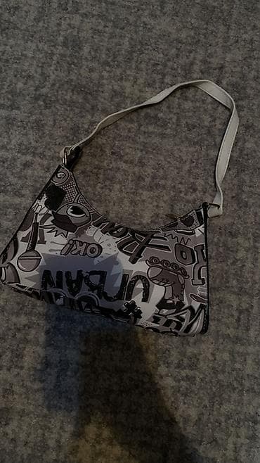 Сумка на плечо/подмышку с граффити-принтом. - Форм-фактор: компактная