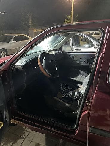 есть трещина: Volkswagen Vento: 1992 г., Ручные, Бензин, Седан — 9