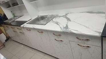 stol: Кухонный гарнитур в современном стиле с фасадами под белый мрамор. - — 4