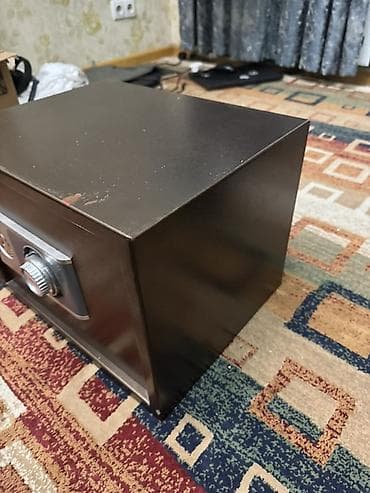 сейф кодовый: Металлический сейф с комбинированным замком (механический кодовый диск — 7