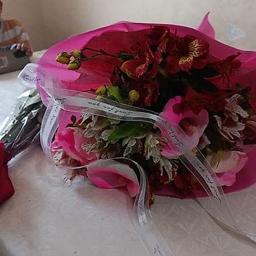 розы из ленты: Букеты из свежих цветов - Пышный смешанный букет в яркой розовой — 2