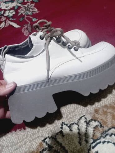 одежды для новорожденных: Зимняя женская обувь: две модели на массивной подошве 1) Черные — 5