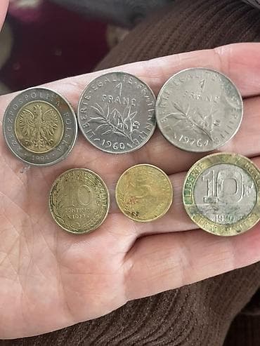 Спорт и хобби: Продаю иностранных монет (Франция + одна монета Польши) Состав по — 2