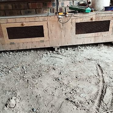 Брудер для содержания мелких животных или птицы на подставке