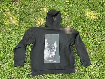 Черное худи с капюшоном и крупным графическим принтом волка на груди