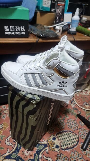 искры для обуви: Высокие кроссовки белого цвета с серыми полосами и золотистыми — 2