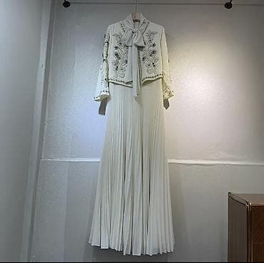 Элегантное женское платье длины миди/макси в молочно‑белом цвете с