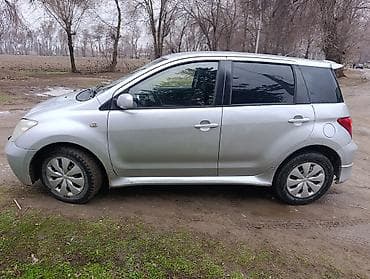 Компактный 5‑дверный хэтчбек серебристого цвета. Особенности и