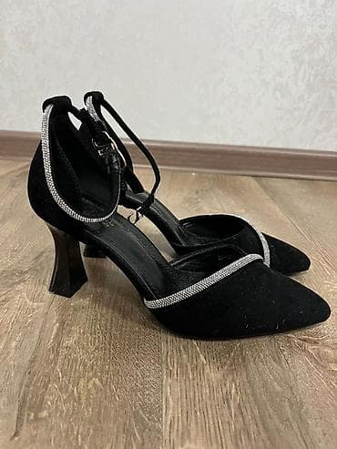 Черные вечерние туфли-лодочки с открытыми боками и декором из страз. -