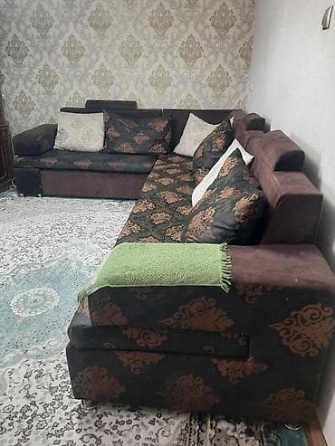 Эмерек: Бурчу бар диван, Жастыктар менен, Үч кишилик — 2