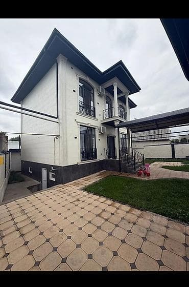 дом пр: Двухэтажный дом в классическом стиле с благоустроенным двором. - — 2