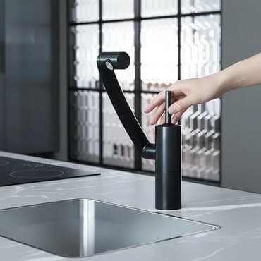 купить кухонный шкаф бу: Смеситель для кухни Damixa Arc 3D с поворотным изливом, черный — 1