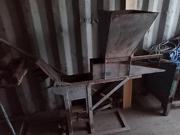 плесос строительный: Самодельный металлический кирпичный станок с бункером Описание: - — 5