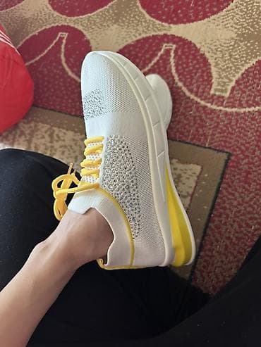 одежды для подростков: Кроссовки женские, бело‑жёлтые - Верх: дышащий трикотажный текстиль — 1
