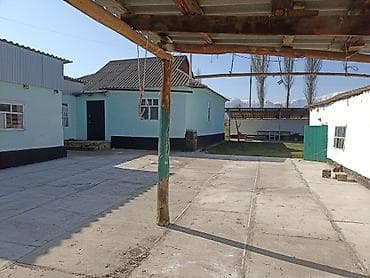 Үйлөрдү ижарага берүү: Продаётся жилой дом с хозяйственным двором и постройками. Адрес село — 1