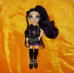 детский домик для кукол: Продаю кукол рэйнбоухай из своей коллекции (стояли на полке) — 4