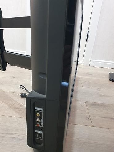 Телевизор Hitachi, диагональ примерно 32" (визуально). Плоская панель — 3