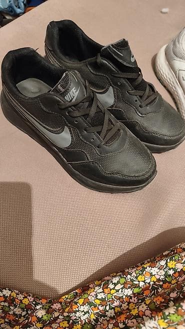 красовка мужские: Кроссовки Nike, мужские. - Цвет: черный с серыми логотипами Swoosh. - — 1