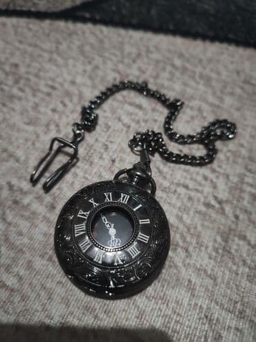 другие аксессуары: Карманные часы в темном корпусе с цепочкой и застежкой. Циферблат — 2