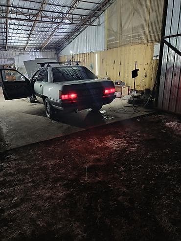 Audi 100: 1989 г., 2.3 л, Механика, Бензин, Седан