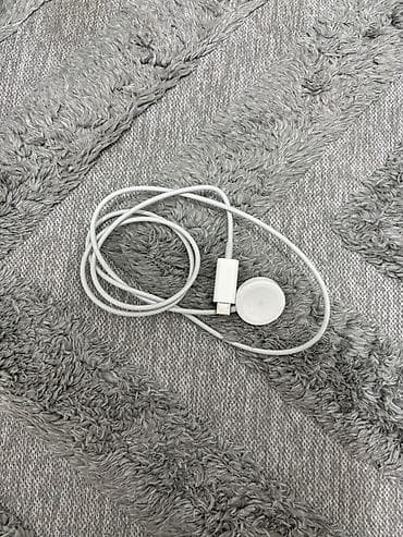 ipone se: Apple Watch Series SE, алюминиевый корпус серебристого цвета, ремешок — 4