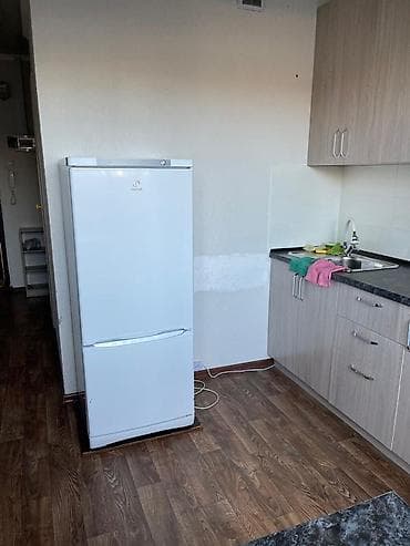 Светлая комната с окном на город. Внутри: - двуспальная кровать с — 4