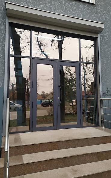 Остекленная входная группа для коммерческих помещений, состоящая из