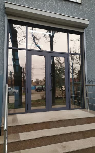 продажа дверей: Остекленная входная группа для коммерческих помещений, состоящая из — 1