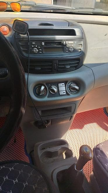 70 сом: Nissan Almera Tino: 2002 г., 1.8 л, Кол менен иштөөчү, Бензин, Хетчбек — 5