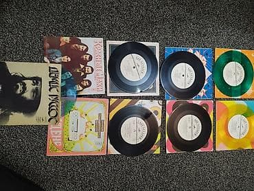 Китептер жана журналдар: Маленькие виниловые пластинки.Разный репертуар.Есть цветные .Хиты — 3
