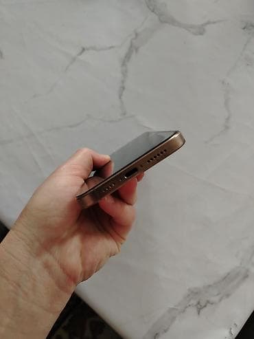 am 4: IPhone 16 pro max в золотистом цвете с плоскими гранями и двумя — 4