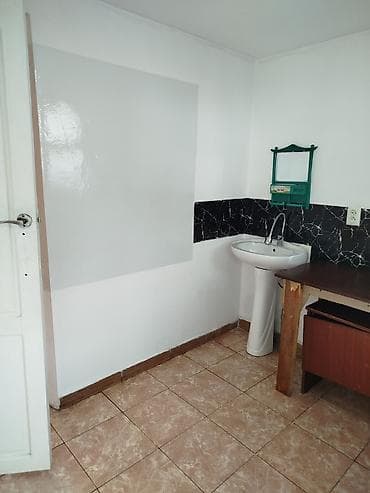кв: Квартира берилет, прихожкасы м-н эки комната, душ, туалет ичинде. Ысык — 2