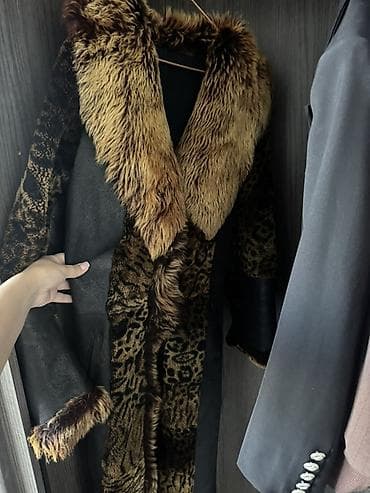 Длинная женская дублёнка с комбинированной отделкой из фактурного меха