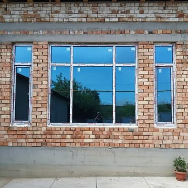 стеклянные блоки: Оконный блок из ПВХ с белыми рамами и голубым тонированным — 1